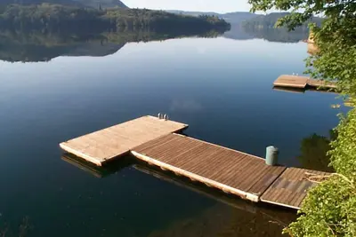 Image de Beautiful Lake Home Front sur Acre avec bain à remous et un quai privé
