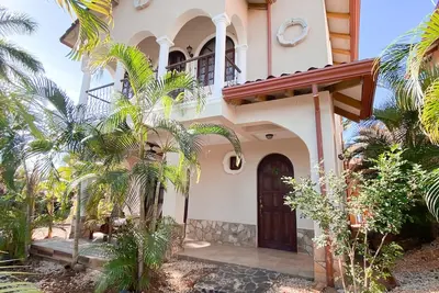 Image de Maison dans résidence fermée, 2 Bd, 2 & 1/2 salles de bain, piscine, plage de sable