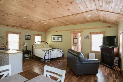 Image de ~ The Pinewood Guesthouse ~ Escapade à la campagne ~ Piscine d'eau salée Jacuzzi Lits Confortables