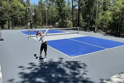 Image de Cabine éloignée de luxe sur la forêt nationale, immense salle de jeux, bain à remous et plus