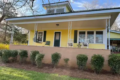 Image de Mountain Home à Helen, Géorgie - Porches spacieux, foyer, cabine de fumoir