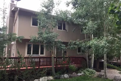 Image de Maison de ville isolée à côté du parc, grande terrasse, bain à remous privé, à deux rues de la rue Main