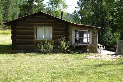 Image de Beau chalet de montagne rustique sur la rivière.