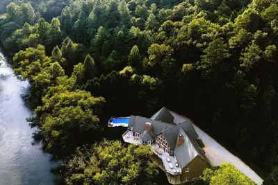 Image de Riverfront Lodge: Piscine chauffée, cinéma, bar sportif! 34 personnes