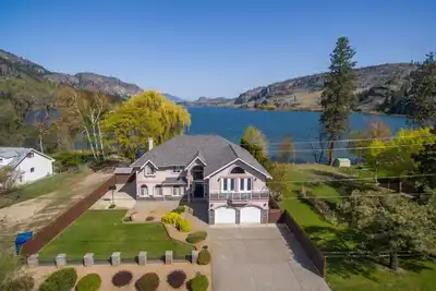 Image de Lakefront Luxury! 8 chambres, bain à remous et salle de jeux! Demandez-nous des offres spéciales pour août