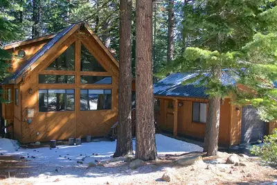 Image de Tahoe Donner Retreat - dos à la ceinture de verdure et un chien