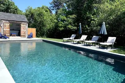 Image de Piscine chauffée, grande cour privée et accessible à pied en ville!