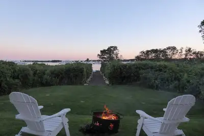 Image de East Lake Dr. Lakefront maison avec une piscine.