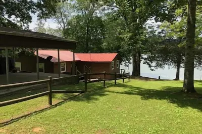 Image de Belle cabine rustique sur le lac Lincoln est un paradis Sportmans!