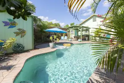 Image de Oasis tropicale privée avec piscine, espace barbecue, chalet principal et maison d'hôtes et W&D