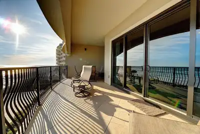 Image de Magnifique propriété devant le golfe avec service de plage Gratuit, accès à la piscine et au centre de remise en forme