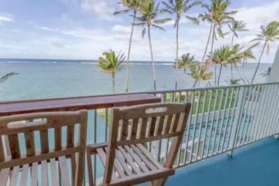 Image de Condo sur la plage chez Pat à Punaluu. Nouvelle rénovation! Vues imprenables sur l'océan!