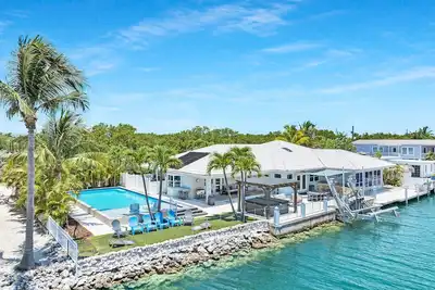 Image de SeaBreeze🌊 Piscine privée, bain à remous, Animaux acceptés