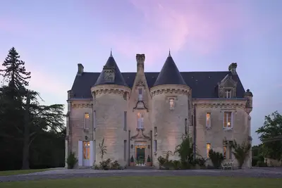 Image de Château enchanteur du 19ème siècle situé parmi les vignes près de Bordeaux