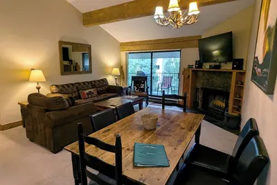 Image de Condo rénové avec WiFi gratuit, parking, piscine chauffée, bains à remous, navette pour les skieurs