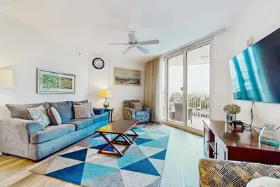 Image de Magnifique condo côtier avec balcon et piscines du complexe - près de la plage!