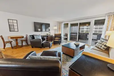 Image de Nye Beach Townhome, Restaurants, Shopping & More! Marchez jusqu'à la plage! Nuit Gratuite!