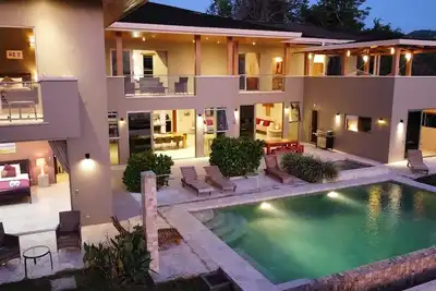 Image de 5 Chambres Ocean View Maison de luxe moderne avec piscine à débordement