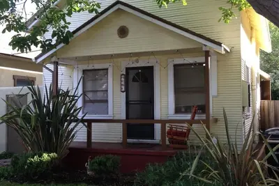 Image de Maison privée du centre-ville avec jardin