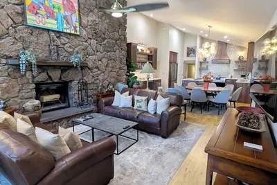 Image de Condo spacieux avec WiFi gratuit, parking, piscine chauffée, bains à remous, navette pour les skieurs,