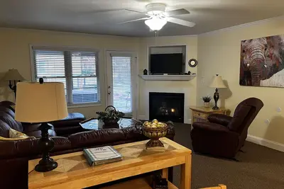 Image de Enjoy The Hot Tub, Cheminée, Et marcher jusqu'à la ville pour tous vos divertissements.