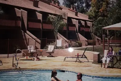 Image de Condo 2 chambres, 2 salles de bain avec piscine chauffée et vue sur la montagne