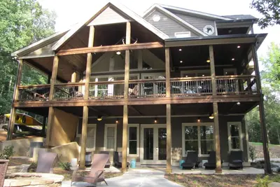 Image de Waterfront Lodge 16 lits, quai privé, conçu pour les réunions d'entreprise / famille