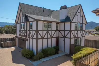 Image de Downtown Solvang 3 chambres 2. 5 salles de bain Charmante maison danoise