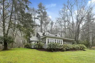 Image de La Saison Des Feuilles Arrive! Tout 3 Weeknights ~ 400 $ (excl. Noël) ~ All In!