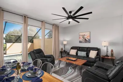 Image de Impressionnant! Amusement! Toy Story Townhouse -1. 7 miles à Disney-8 personnes! - Bassin!