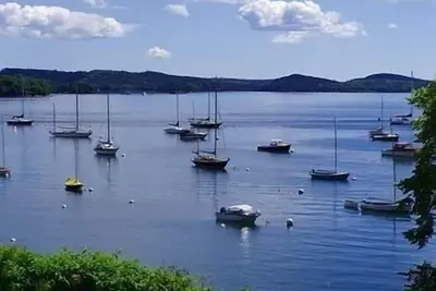 Image de Cottage Village avec une vue imprenable sur l'eau