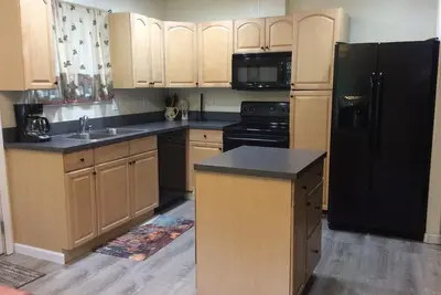 Image de Idéalement situé à proximité du centre-ville avec vue sur les montagnes Chugach.