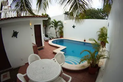 Image de Maison confortable de 3 chambres avec piscine privée avec A / C, wifi, à pied du centre-ville