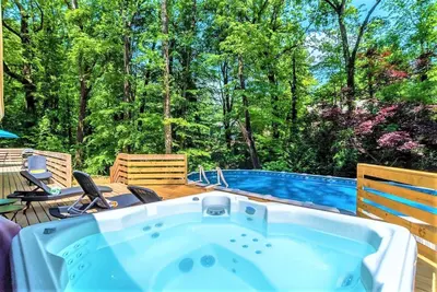 Image de Belle grande maison * PrivatePool * HotTub * Bbq * Foosball-près de l'aéroport et du centre-ville