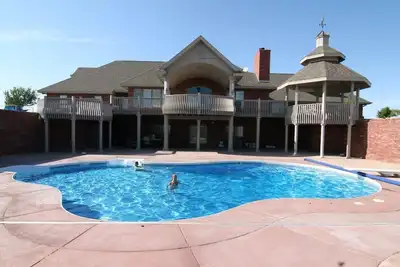 Image de 8600 pieds carrés de luxe sur 100 acres à quelques minutes de la ville