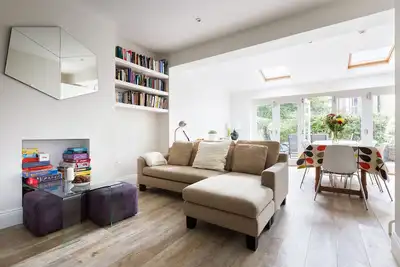 Image de Maison de ville élégante et centrale à Londres avec sa propre terrasse dans une rue calme