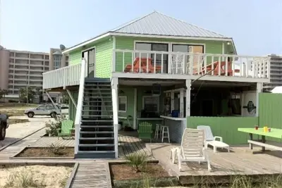 Image de Boatslip! Flora-Bama! Nouvelle cuisine et salle de bains. Outdoor Bar Area