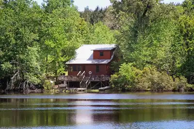 Image de Cabine isolée sur un lac de 16 acres; 10 min de Crockett, 30m Palestine