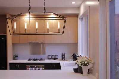 Image de Maison de ville tranquille près de la ville, de la Couronne, des marchés, des cafés, des magasins