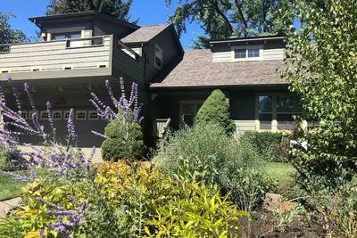 Image de Green Gables-Hot tub! Marchez dwntwn! 2 cheminées, vélos, grande cour!