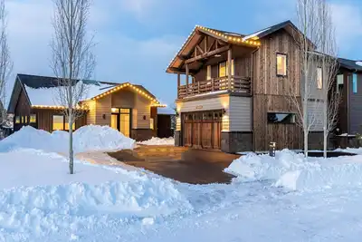 Image de Nouveau 2017! Animaux acceptés, 5 Lit / 5. 5 salles de bain, foyer, bain à remous, accès facile au sentier