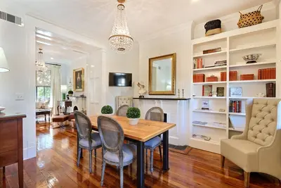 Emplacement, emplacement, emplacement! Stately Townhome historique de la place Pulaski
