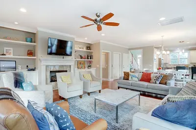 Image de Grande maison Tybee Beach avec ascenseur, table de ping-pong et barbecue en plein air!