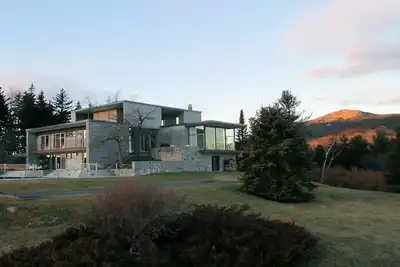 Image de Incroyable maison de montagne moderne du milieu du siècle sur 160 acres