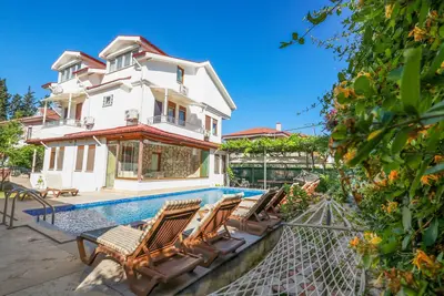 Image de Villa privée avec salle de bains, grande piscine + jacuzzi, sec. Alarme, piscine chauffée, vélo gratuit