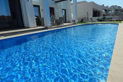 Image de Villa de luxe 5 * 4 chambres, 4 salles de bain avec piscine de 12m entièrement chauffée.