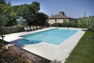 Image de Villa Adalia: Un appartement élégant et accueillant qui couvre tout l'étage supérieur d'une ancienne villa noble du pays située dans une région vallonnée.