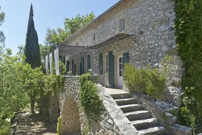 Image de Mas en pierre de caractère avec piscine
