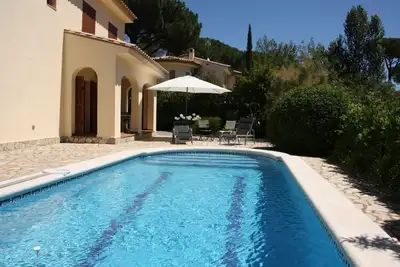 Image de Profitez de la paix avec le confort de la maison dans une belle région.