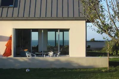 Image de Grande maison contemporaine avec jardin, vue sur mer, lumineuse et calme, cheminée